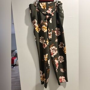 One by Chapter One Green Floral Paperbag Waist Pants Size Large